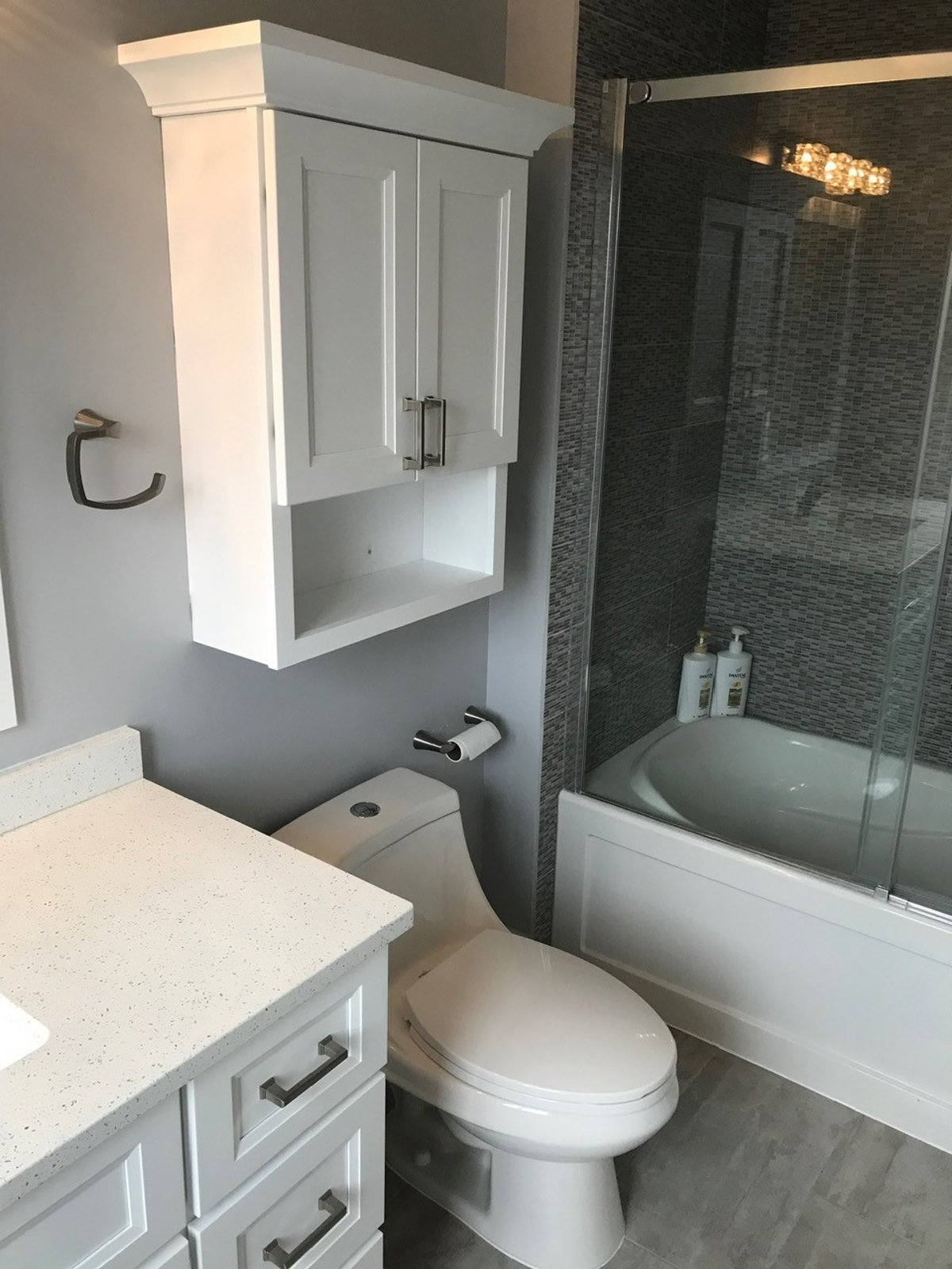 Wall-hung bathroom cabinet, neatly aligned